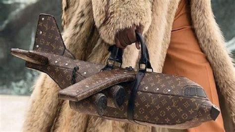 pubblicità louis vuitton aereo|Louis Vuitton: il brand lancia la nuova borsa a forma di aereo.